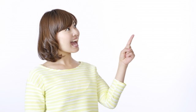 指をさす女性
