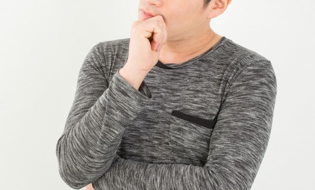 悩んでいる男性