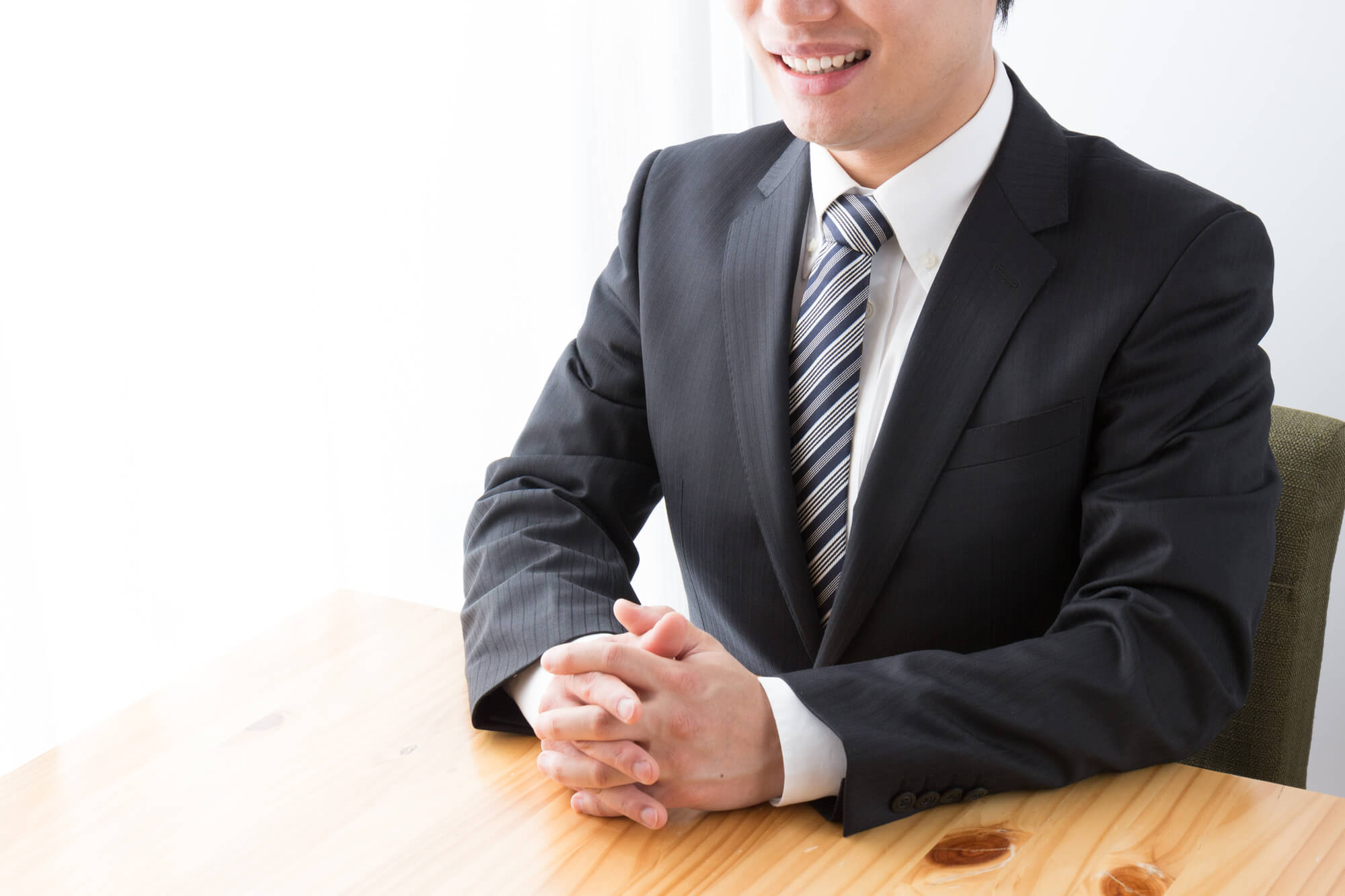 面接をおこなう30代