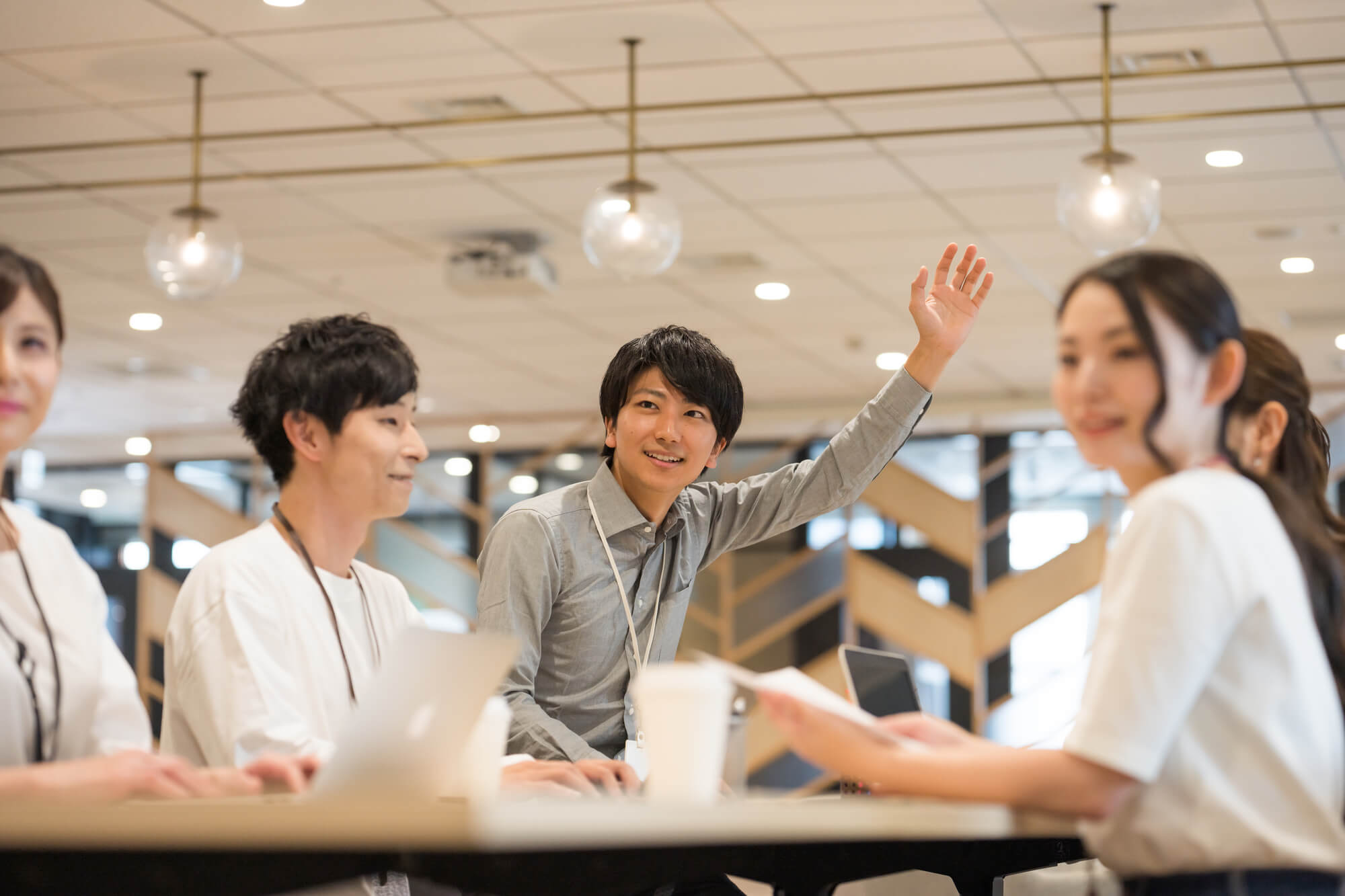 転職先でエンジニアとしてのキャリアの幅を広げていく20代男性