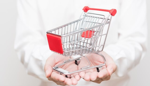 職務経歴書を市販で買おうとする男性