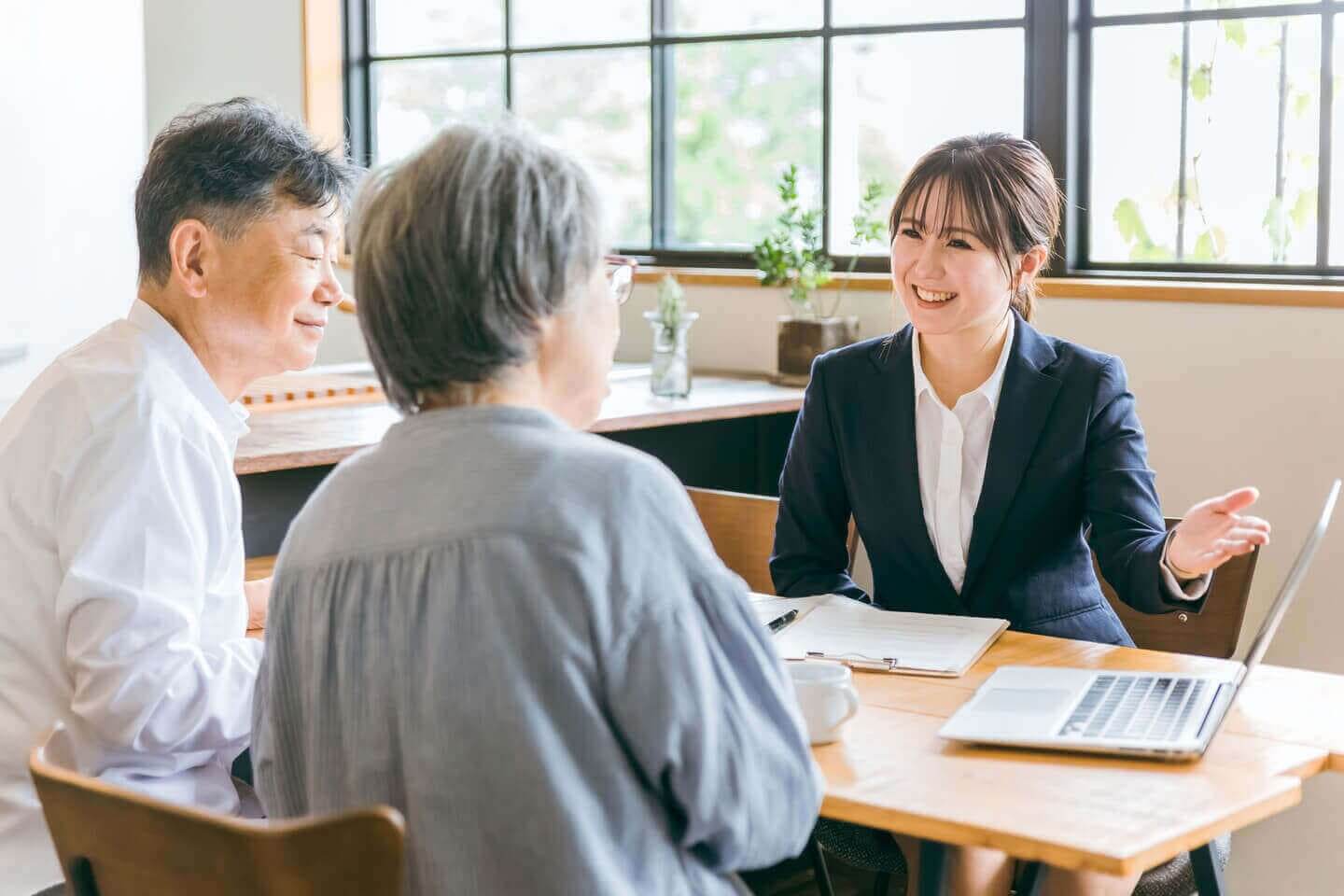 女性保険外交員のイメージ画像