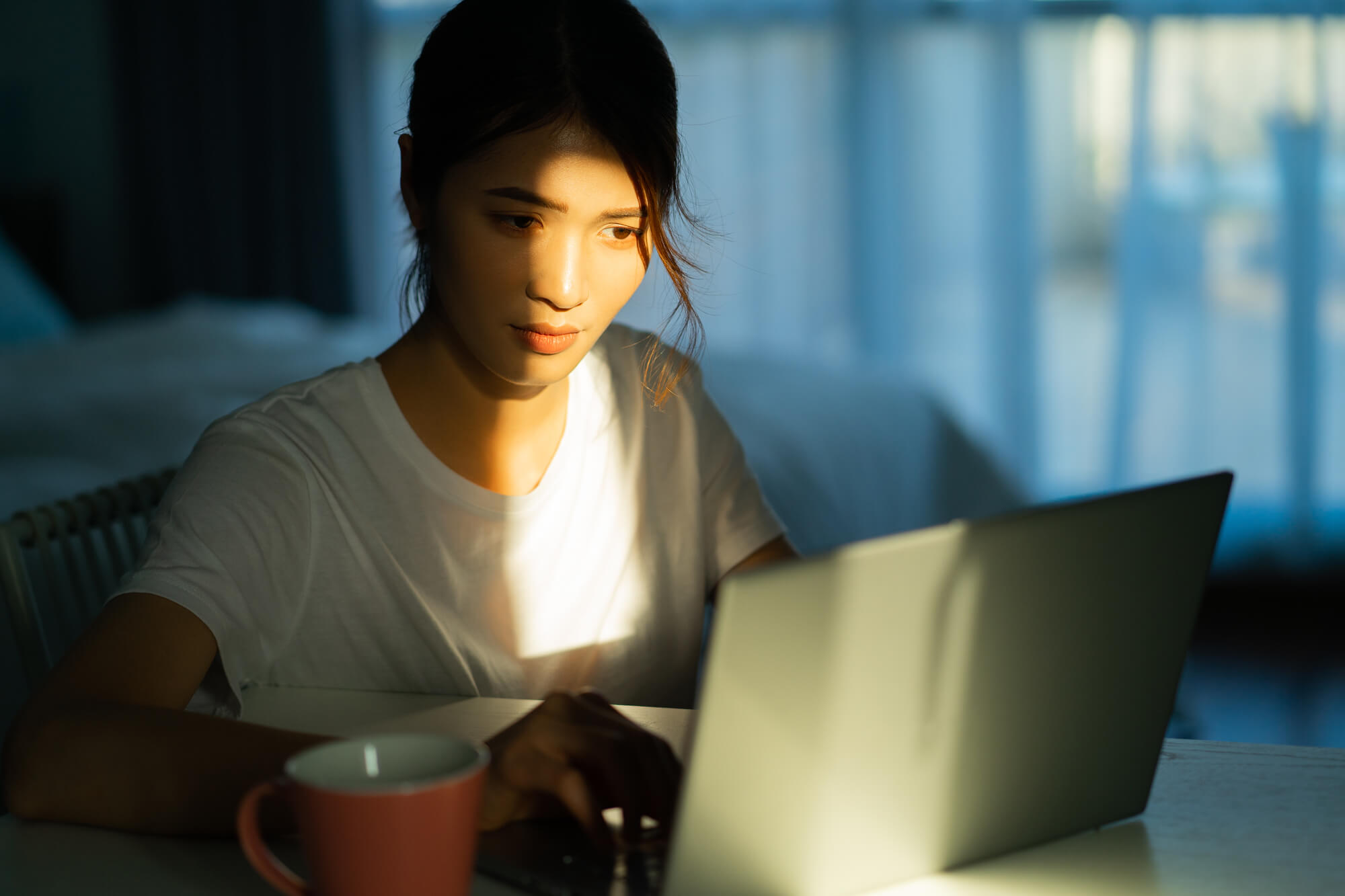 在宅勤務をする女性