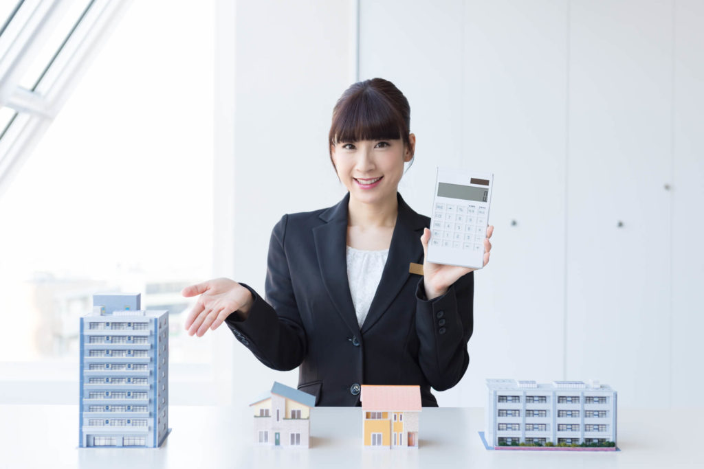 不動産事務の女性