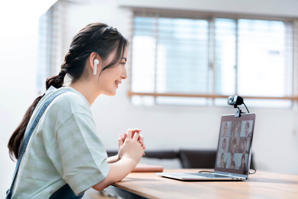 WEB会議ツールでミーティング