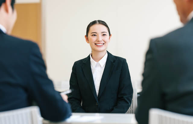 面接を受ける女性