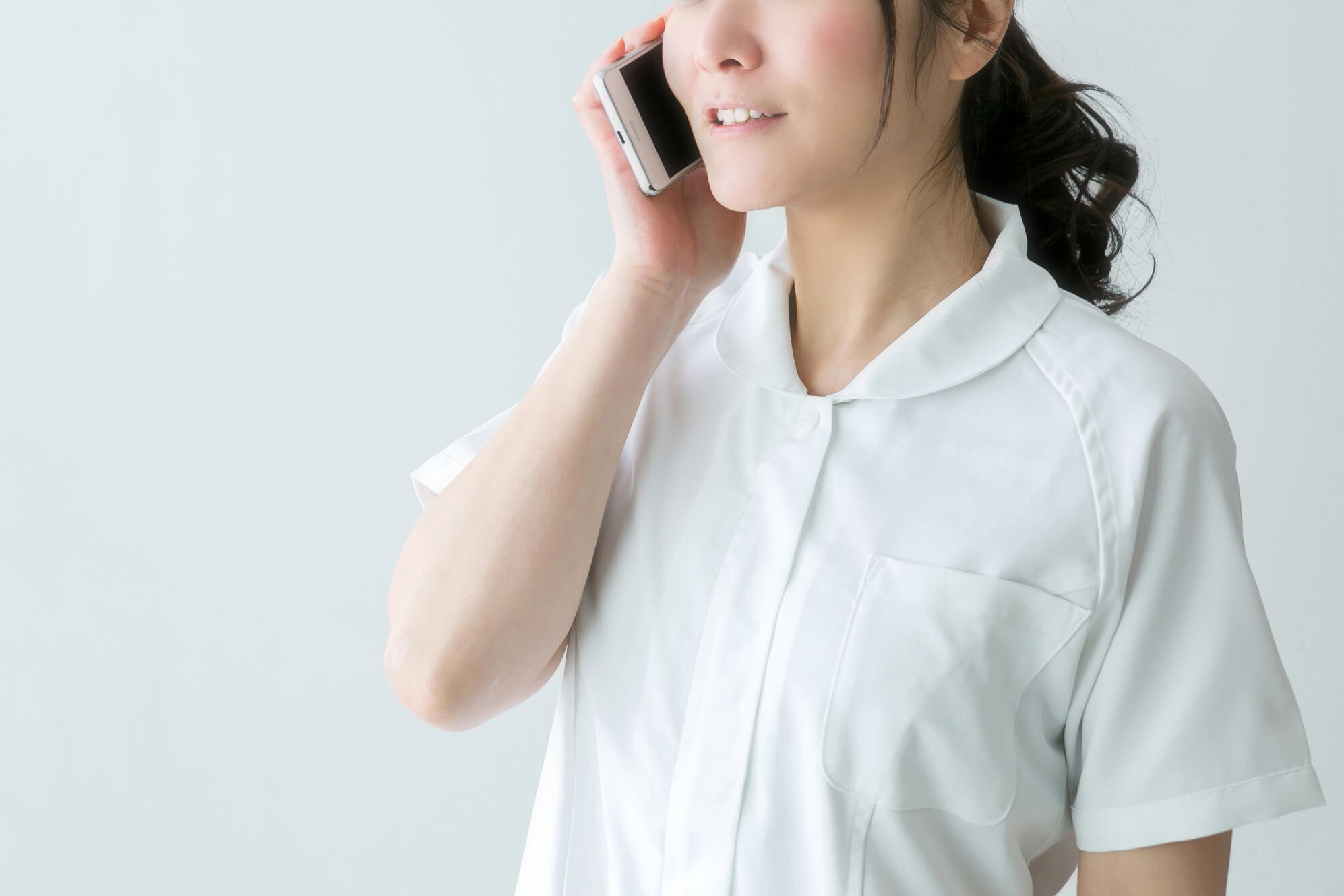 電話をかける看護師