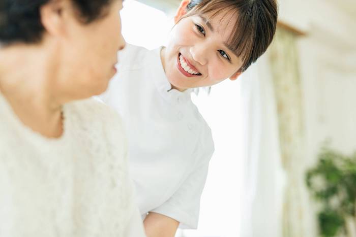 寄り添う看護師