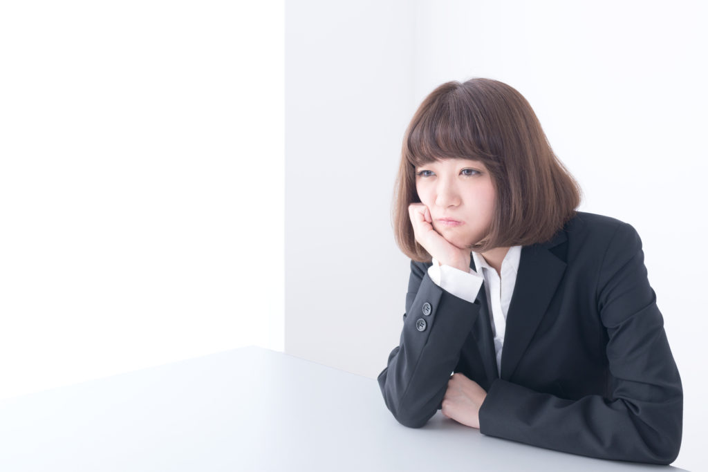 悩む新卒薬学部生
