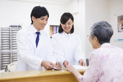 接客する調剤薬局薬剤師