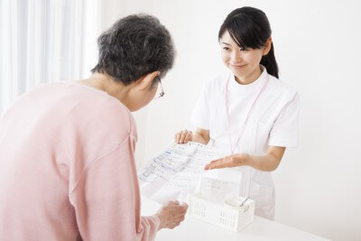 調剤薬局で働く女性薬剤師